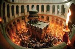 În noaptea Învierii: Lumina Sfântă de la Ierusalim, împărţită pe protopopiate