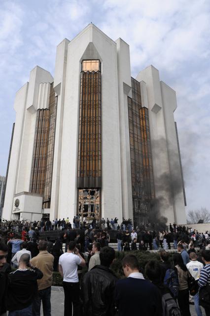 Protestatarii adunaţi în faţa clădirii Preşedinţiei R. Moldova. Foto: AFP/MEDIAFAX