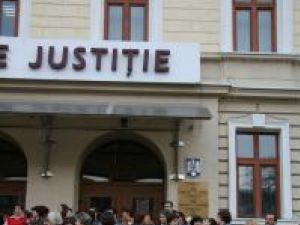 Nemulţumiri: 150 de grefieri suceveni au protestat în faţa Palatului Justiţiei
