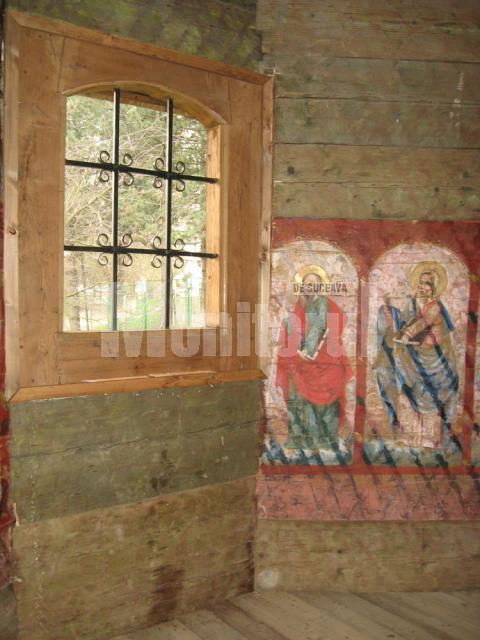 Fereastră din altar şi fragment de pictură murală