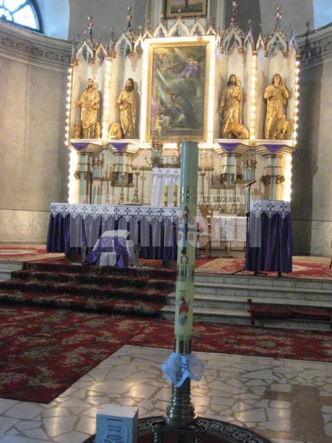 Interior Biserica Romano catolica si Lumanarea pascala