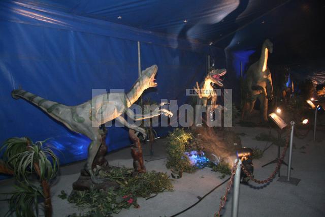 Zeci de dinozauri în mărime naturală, în parcarea Iulius Mall