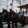 Carul alegoric cu un ou de câţiva metri adus de la Ciocăneşti, tras de doi cai negri din rasa Semigreu