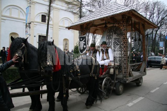 Carul alegoric cu un ou de câţiva metri adus de la Ciocăneşti, tras de doi cai negri din rasa Semigreu