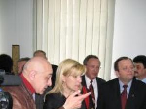 Elena Udrea şi Gheorghe Flutur ascultând explicaţiile lui Emanuel Nadler