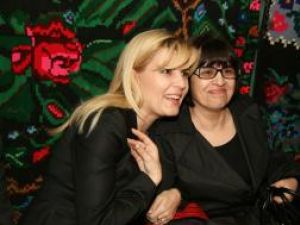 Elena Udrea a venit, ieri, la deschiderea programului „Paştele în Bucovina” însoţită de mama