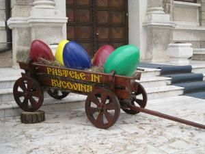 Paştele politicii: Ouăle galbene din căruţele ornamentale au fost revopsite