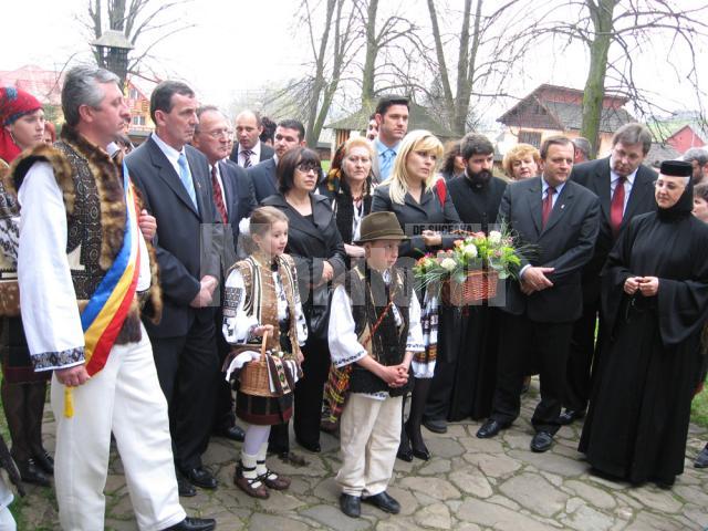 Schimbare de stil: Udrea vrea să lanseze la Bucureşti o modă cu ii şi traiste din Bucovina