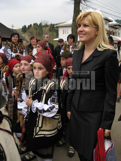 Schimbare de stil: Udrea vrea să lanseze la Bucureşti o modă cu ii şi traiste din Bucovina
