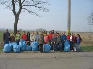 Elevi de la Şcoala „Petru Muşat” Siret au participat la o amplă acţiune de ecologizare a oraşului