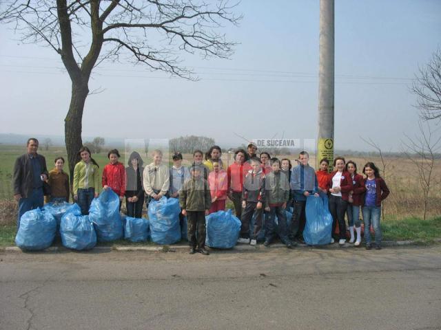 Elevi de la Şcoala „Petru Muşat” Siret au participat la o amplă acţiune de ecologizare a oraşului