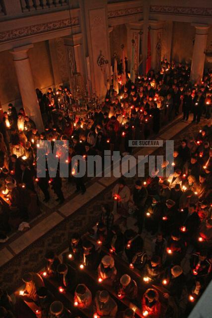 Credincioşii catolici au luat „Lumina lui Cristos”