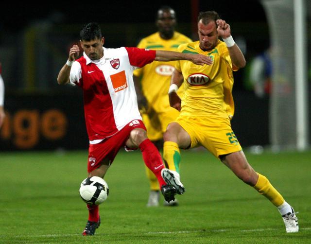 Ionel Danciulescu (S), de la Dinamo Bucureşti, se luptă pentru balon cu Milos Pavlovic (D), de la FC Vaslui Foto: MEDIAFAX