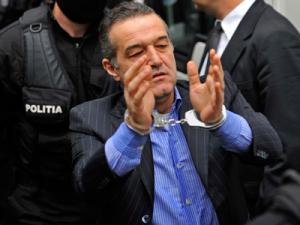 Becali a fost adus la instanţă cu cătuşe la mâini. Foto: MEDIAFAX