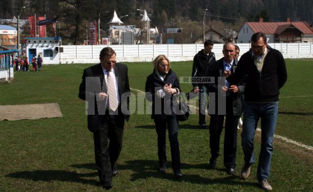Gabriela Szabo, în vizită pe stadionul din Vatra Dornei. Foto: Doru Bighiu