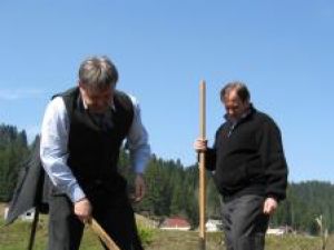 Marius Ursaciuc şi Gheorghe Flutur, la „Plantează copacul tău în Bucovina”