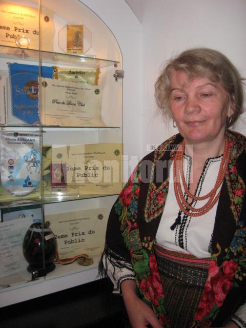 Lucia Condrea, lângă o parte din diplomele şi trofeele obţinute