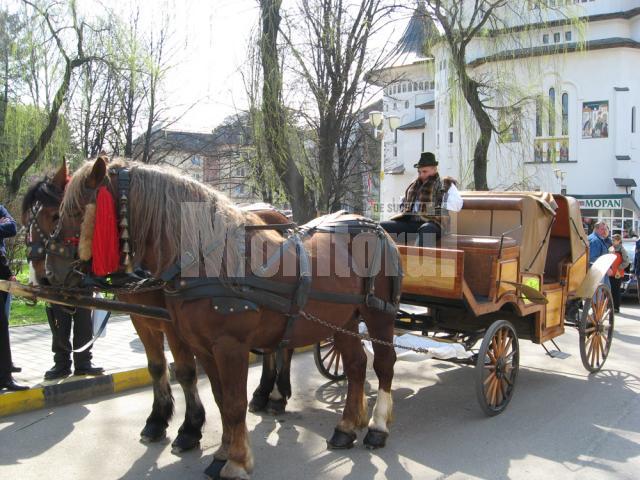 Humorenii, dar şi turiştii care vizitează această zonă au posibilitatea de a se plimba cu două trăsuri trase de cai