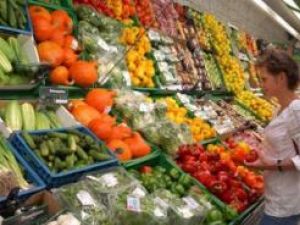 Produsele pentru care preţul este cel mai important în cazul consumatorilor români sunt fructele şi legumele. Foto: ALAMY