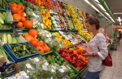 Produsele pentru care preţul este cel mai important în cazul consumatorilor români sunt fructele şi legumele. Foto: ALAMY