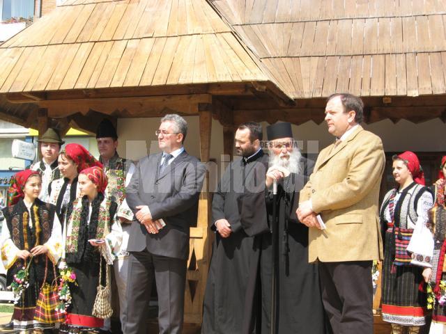 Ion Lungu, Gheorghe Flutur şi arhiepiscopul Sucevei şi Rădăuţilor, ÎPS Pimen, la începerea operaţiunilor de ornare a oului
