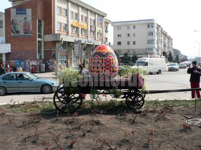 În centrul municipiului Fălticeni a fost amplasat un ou care îmbină elemente decorative tradiţionale judeţului Suceava