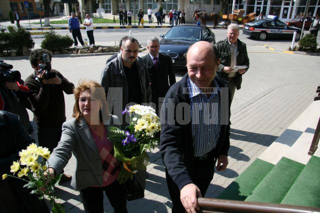 Traian Băsescu şi soţia sa, Maria, au ajuns ieri, cu un elicopter, în oraşul Gura Humorului