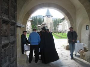 La Putna: Preşedintele Băsescu a refuzat să semneze împotriva paşapoartelor biometrice