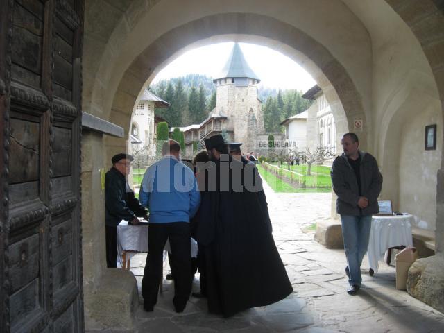 La Putna: Preşedintele Băsescu a refuzat să semneze împotriva paşapoartelor biometrice