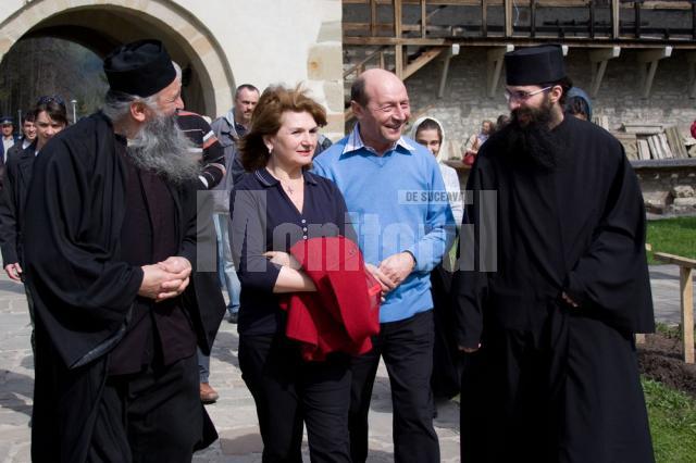 Traian Băsescu şi soţia sa, Maria, la Mănăstirea Putna