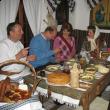 Preşedintele Băsescu şi soţia sa, luând masa în casa familiei Popa