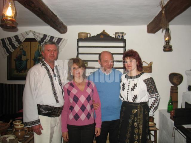 Preşedintele şi soţia împreună cu primarul Cătălin Tomasciuc şi soţia acestuia