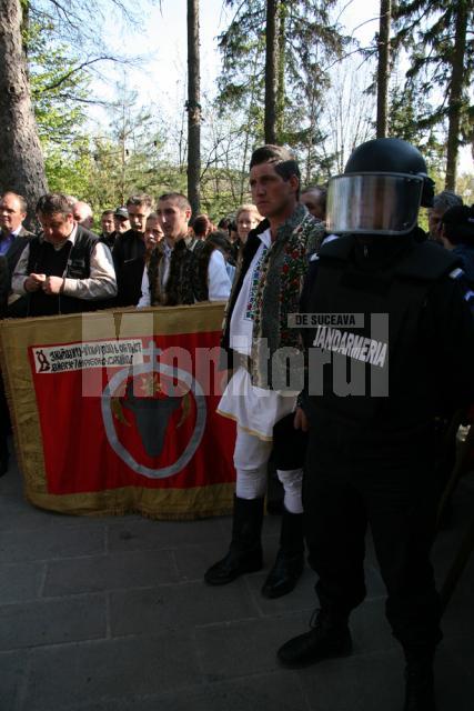 Expoziţie: Steagul de luptă al lui Ştefan cel Mare a ajuns la Suceava