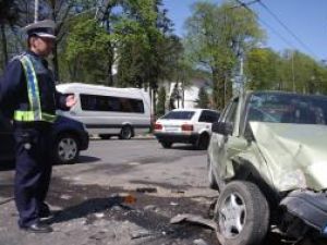 Neatenţie: Accident în intersecţia de la Bibliotecă, după ce o şoferiţă nu a acordat prioritate