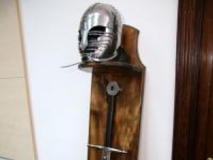 Cadoul de la humoreni: o sabie de luptă de aproximativ 1,5 metri şi un coif medieval din metal