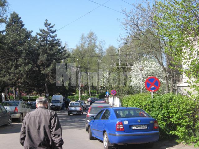 Porţiunea de drum de la ieşirea de pe strada Leca Morariu spre strada Universităţii, aproape blocată de maşinile parcate la întâmplare