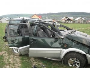 Maşina s-a răsturnat de mai multe ori pe un câmp, la ieşirea din Dărmăneşti