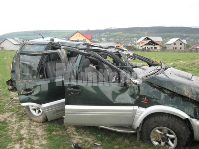 Maşina s-a răsturnat de mai multe ori pe un câmp, la ieşirea din Dărmăneşti