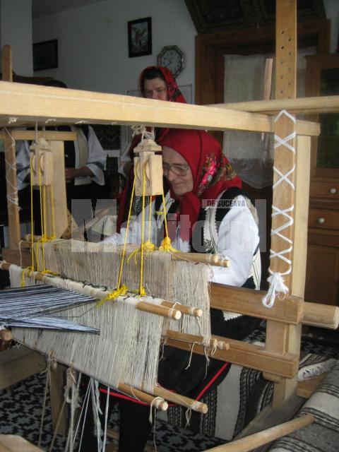 La Straja doar vreo 15 femei mai ştiu să folosească un război de ţesut