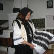 Paraschiva Morar prezentând un ştergar tradiţional