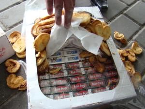 Siret: Ţigări ascunse în cutii cu prăjituri