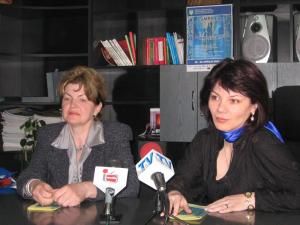 Directorul general adjunct al instituţiei, Niculina Doina Daneliuc, şi directorul adjunct administrativ, Mona Săndulescu