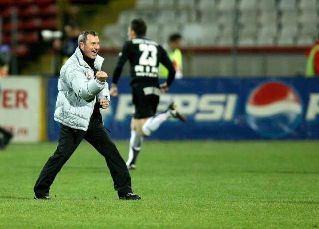 Mircea Rednic, antrenorul echipei Dinamo Bucureşti, se bucură la finalul meciului cu CFR Cluj. Foto: MEDIAFAX