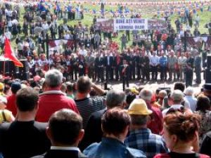 Preşedintele Traian Basescu  a participat la serbarea câmpeneasca Sâmbra Oilor, la Huta Certeze. Foto: MEDIAFAX