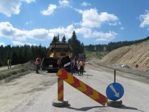 Probleme: Lucrările la DN 17 blocate în zona Vama-Prisaca Dornei