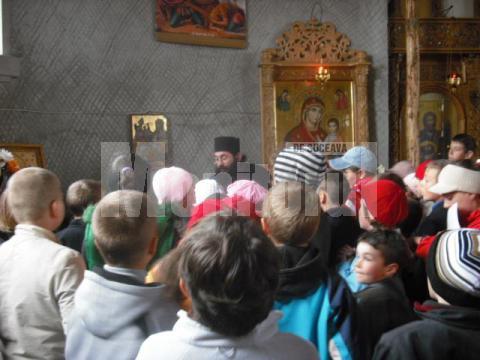 Grupul de elevi a fost primit la Mănăstirea Sfântul Mina de stareţul Varnava Ene