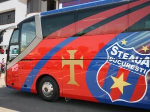 Autocarul Stelei, atacat cu pietre, Golanski a fost transportat la spital. Foto: Constantin Vlădescu/Mediafax Foto