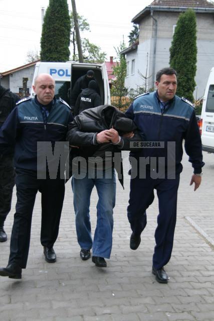 Supravegheat de mascaţi şi flancat de poliţiştii de la Arest, Vasile Coroamă a fost dus, ieri dimineaţa, în faţa procurorilor rădăuţeni