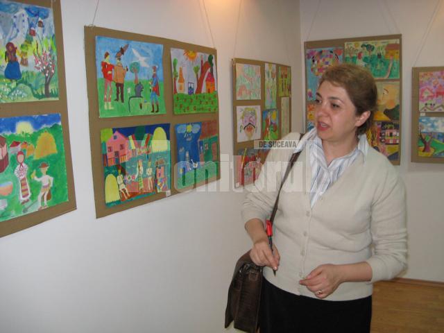Prof. Camelia Rusu-Sadovei vizionând lucrările pentru jurizare