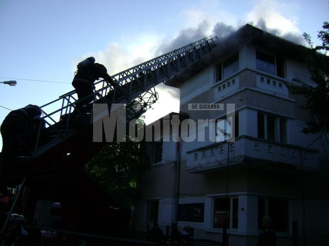Clădirea în care a funcţionat restaurantul „La Fitze” a fost cuprinsă de flăcări